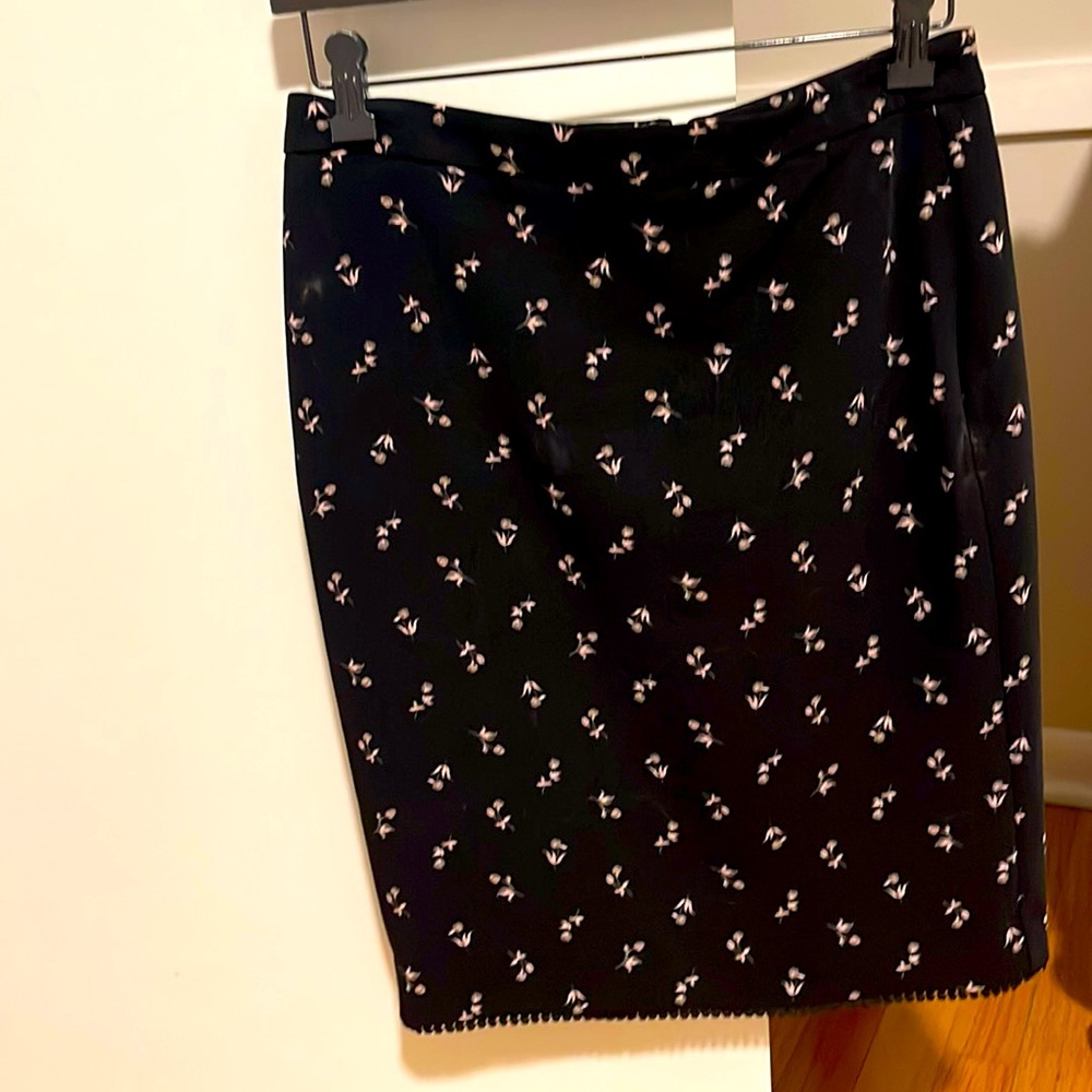 EUC Ann Taylor Pencil Skirt - 4 petite